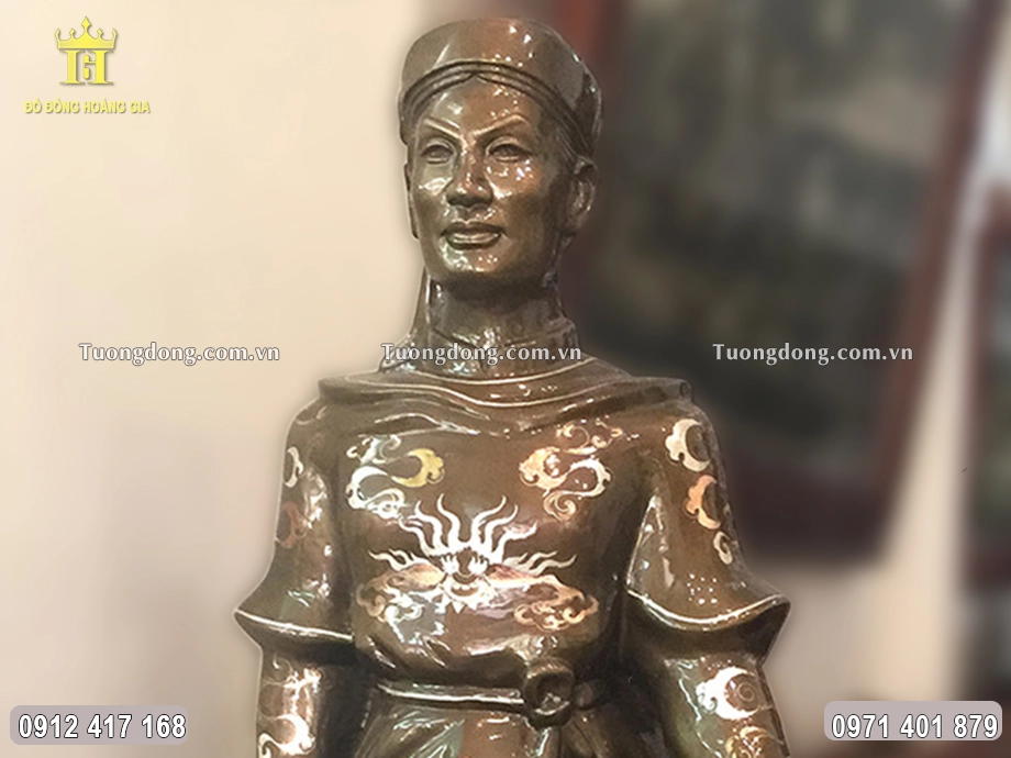 Gương mặt uy nghiêm của ông được chạm khắc sắc nét